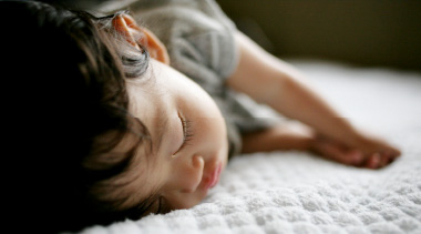 寝ている子供の写真